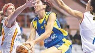 <b>DEFENSA. </b>Valdemoro y Xantal defienden la entrada de la rumana.