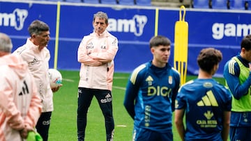 OVIEDO, 21/04/2026.- El entrenador uruguayo, Guillermo Almada (c), asiste al entrenamiento del equipo, este martes en Oviedo previo al partido de este jueves ante el Villarreal en el estadio Carlos Tartiere. EFE/Paco Paredes