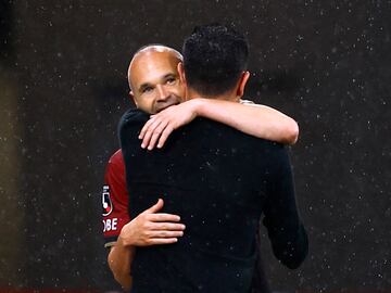 Abrazo entre Andrés Iniesta y Xavi Hernández.