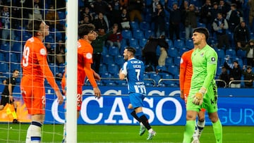 Lucas Pérez celebra su segundo gol a la Real Sociedad B.