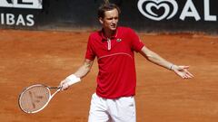 Daniil Medvedev se lamenta durante su partido ante Aslan Karatsev en el Masters 1.000 de Roma.