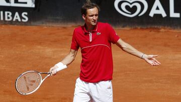 Daniil Medvedev se lamenta durante su partido ante Aslan Karatsev en el Masters 1.000 de Roma.
