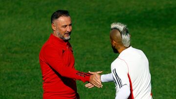 Soccer Football - Club World Cup - Flamengo Training - Stade Prince Moulay EL Hassan, Rabat, Morocco - February 9, 2023 Flamengo's Arturo Vidal and coach Vitor Pereira during training REUTERS/Andrew Boyers