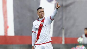 De Tom&aacute;s celebra uno de sus goles en Vallecas.