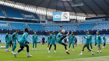 Los jugadores del Real Madrid, durante el entrenamiento en el Etihad.