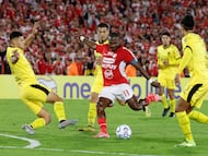 AME2043. BOGOTÁ (COLOMBIA), 09/04/2026.- Hugo Rodallega (c) de Santa Fe patea el balón este jueves, en un partido de la fase de grupos de la Copa Libertadores entre Independiente Santa Fe y Peñarol este jueves, en el estadio El Campín, en Bogotá (Colombia). EFE/ Mauricio Dueñas Castañeda