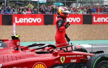 Alegría de Carlos Sainz tras conseguir la pole en el Gran Premio de Gran Betraña.