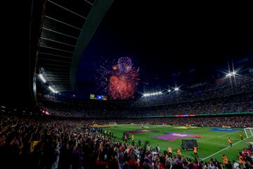 Fuegos artificiales en la despedida del Camp Nou antes de su remodelaci¨®n.