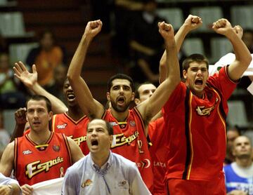 La primera medalla importante de Felipe Reyes con la absoluta vino en el año 2001 en el Eurobasket de Estambul. España consiguió la medalla de bronce tras vencer a Alemania en la lucha por el tercer puesto por 90-99. 