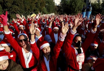 México DF acogió la carrera anual “Run Santa Run” en la que 2.500 personas disfrazadas de Santa Claus  corrieron por la calles de la capital mexicana. Esta prueba, dada la cercanía de las fiestas navideñas, siempre presenta un colorido especial en lo que la marca no es lo más importante.