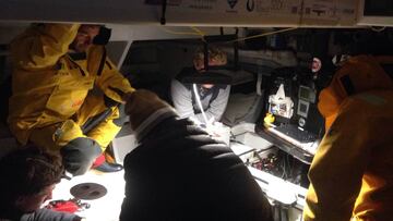 El equipo de tierra de Didac Costa y técnicos trabajando contrarreloj en el interior del 'One Planet One Ocean'.