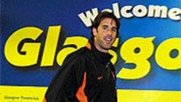 <b>EN GLASGOW</B>. Van Nistelrooy, a su llegada ayer a Escocia con la expedición de Holanda