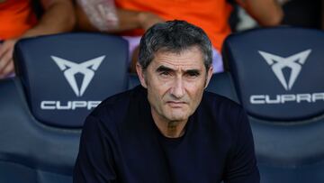 BARCELONA, 24/08/2024.- El entrenador del Athletic, Ernesto Valverde, antes del partido de Liga en Primera División que FC Barcelona y Athletic Club disputan este sábado en el Estadio Olímpico Lluis Companys. EFE/Alejandro García