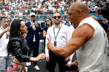 El actor Vin Diesel saluda a la cantante Becky G.