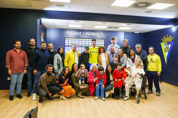 02/02/23 CADIZ CF CHRIS RAMOS CON SU FAMILIA DE CADIZ DURANTE SU PRESENTACION