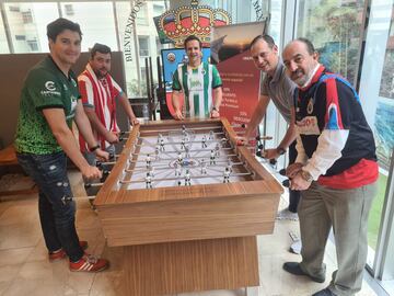 Racinguistas y sportinguistas, compartiendo equipo en el futbolín.