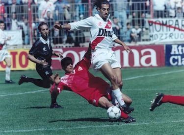 Ingresó en las categorías inferiores del Real Madrid en 1985 y en 1990 debutó con el primer equipo. Estuvo en las filas del equipo blanco hasta 1993, salvo la temporada 1991-92 que estuvo cedido en el Albacete. Jugó con el Rayo Vallecano la temporada 1993-94.