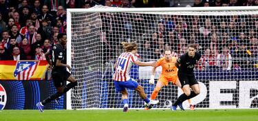 Kinsky se hizo un lío en la salida de balón, el balón le cayó a Julián Alvarez y se le cedió al centrocampista para que la cruzara.