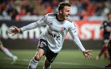 Con la salida de Milton Caraglio a Cruz Azul, el atacante chileno de 24 años seguramente tendrá la oportunidad de fugir como el centro delantero titular.