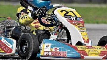 <b>DE INCÓGNITO. </b>El pequeño Schumacher al volante del kart 'Fernando Alonso'; aunque en su casco se lee Mick, utiliza como identificación el apellido materno, Betsch.