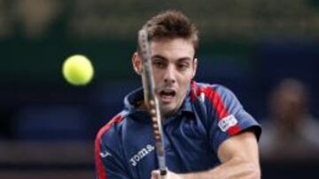 Marcel Granollers devuelve una pelota.