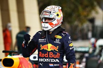 El piloto neerlandés celebra su pole position