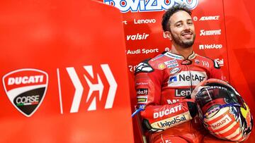 Andrea Dovizioso en el box de Ducati. 