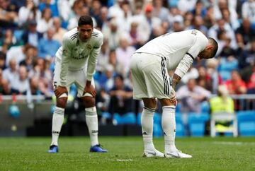 Varane y Ramos, al término del partido ante el Levante.