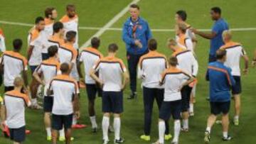 Van Gaal, con sus jugadores en el entrenamiento.