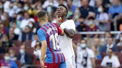 Vinicius, con Jordi Alba.