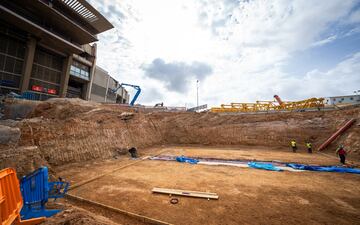 Las obras del Spotify Camp Nou continúan en los plazos previstos del calendario del Espai Barça. Las demoliciones avanzan en el Estadio y la imagen del templo del barcelonismo, tal y como lo conocíamos, ya forma parte de la historia.