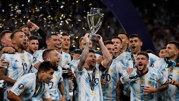 Soccer Football - Finalissima - Italy v Argentina - Wembley Stadium, London, Britain - June 1, 2022 Argentina's Lionel Messi celebrates with the trophy after winning the Finalissima REUTERS/Andrew Couldridge