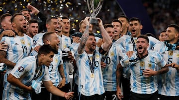 Soccer Football - Finalissima - Italy v Argentina - Wembley Stadium, London, Britain - June 1, 2022 Argentina's Lionel Messi celebrates with the trophy after winning the Finalissima REUTERS/Andrew Couldridge