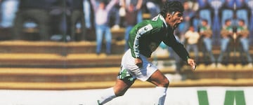 Gran artillero, que se consagró máximo goleador del campeonato en 1996, anotando 30 goles en 30 partidos.