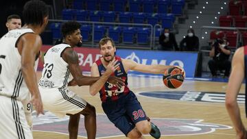 Zoran Dragic realiza una penetración durante el partido entre el Kirolbet Baskonia y el ASVEL Villeurbanne, correspondiente a la séptima jornada de la Euroliga