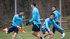 Los jugadores de la Real Sociedad, David Silva (i) y Take Kubo, ayer durante un entrenamiento previo al partido de cuartos de final de la Copa del Rey contra el FC Barcelona.