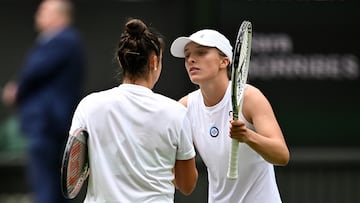 Iga Swiatek y Sara Sorribes se saludan después de su partido en Wimbledon.