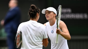 Iga Swiatek y Sara Sorribes se saludan despu¨¦s de su partido en Wimbledon.