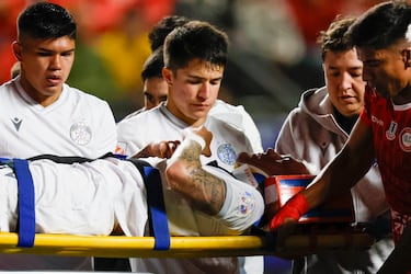 Ingresó a los 72′ y 5 minutos después fue retirado en ambulancia: esta jugada angustió a todo el fútbol chileno