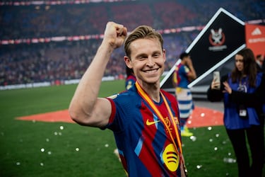 Los jugadores del FC Barcelona celebran sobre el terreno de juego la victoria en la final de la Supercopa de España.