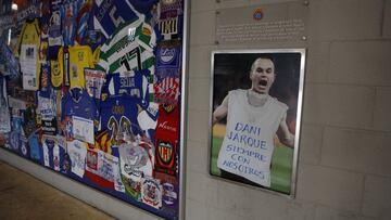 10/07/11 RCD ESPANYOL
LA CAMISETA DONADA POR INIESTA JUGADOR DEL BARCELONA CON MOTIVOS DANI JARQUE SIEMPRE CON NOSOTROS