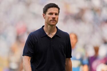 Xabi Alonso, abandona el campo en el descanso del partido.