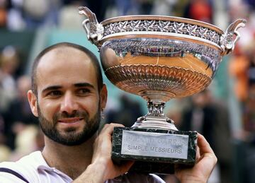 El trofeo de campeón masculino de Roland Garros, que pesa 10 kilos y mide 40 centímetros, se llama Copa de los Mosqueteros para recordar a los cuatro franceses que ganaron seis veces consecutivas la Copa Davis entre 1927 y 1932: René Lacoste (apodado el Cocodrilo), Henri Cochet (el mago), Jean Borota (el vasco saltarín) y Jaques Brugon (Toto). El femenino se llama Copa Suzanne Lenglen, por la jugadora ya mencionada.