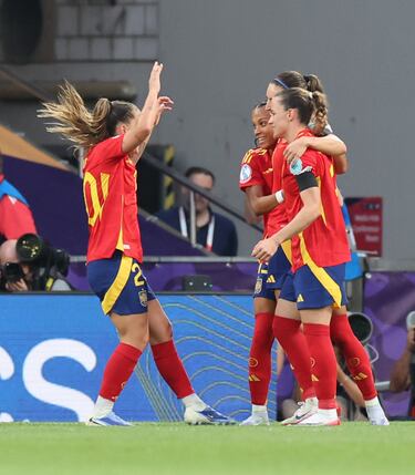 Las jugadoras de España celebran el segundo gol del partido, obra de Vicky López.
