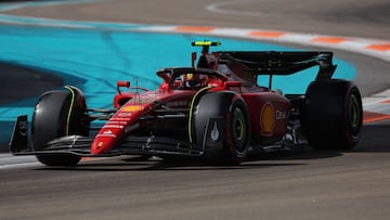 Carlos Sainz, con el Ferrari en Miami.