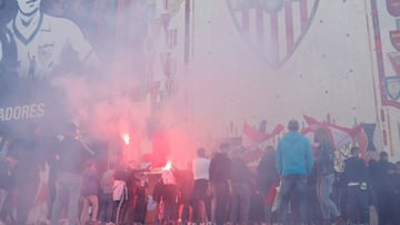 La afición del Sevilla, a las puertas del Pizjuán esta mañana.