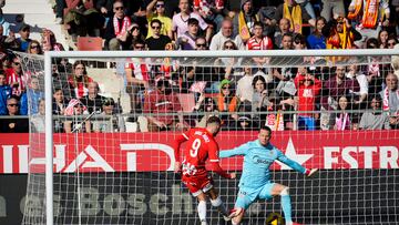 GIRONA, 18/01/2025.- El delantero del Girona FC Abel Ruiz (i) intenta batir la portería de Orjan Haskjold, del Sevilla FC, durante su partido de LaLiga EA Sports en el Estadio de Montilivi de Girona este sábado. EFE/ David Borrat