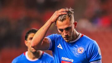 MEX6177. TIJUANA (MÉXICO), 27/11/2024.- Gonzalo Piovi de Cruz Azul reacciona al perder este miércoles, en un partido de ida de los cuartos de final del torneo Apertura 2024 de la Liga MX, entre Tijuana y Cruz Azul, en el Estadio Caliente en Tijuana (México). EFE/ Alejandro Zepeda