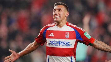 Uzuni celebra un gol con el Granada.