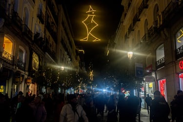 Madrid ilumina sus calles con más de 13 millones de luces LED en 240 puntos de la ciudad, destacando un árbol de 37 metros en Sol, un túnel luminoso en Gran Vía y un ángel gigante de 18 metros en Colón.